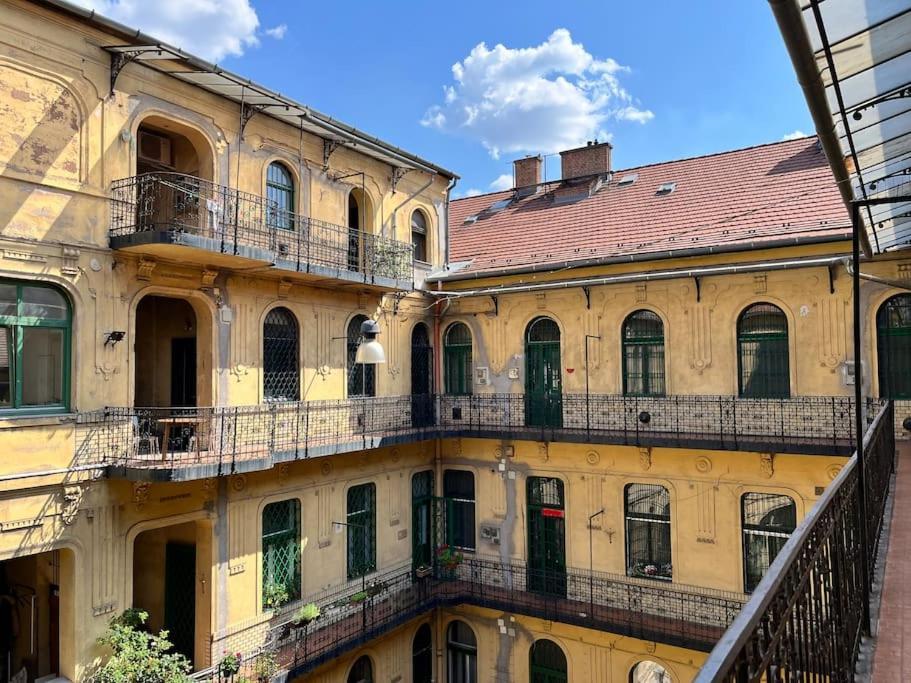 Edna Studio With Balcony Budapest Bagian luar foto
