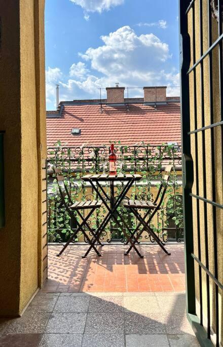 Edna Studio With Balcony Budapest Bagian luar foto